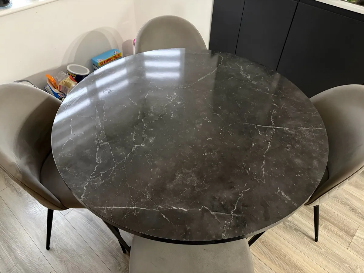 Table and 4 chairs - Image 1