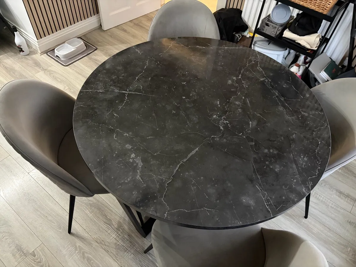 Table and 4 chairs - Image 2