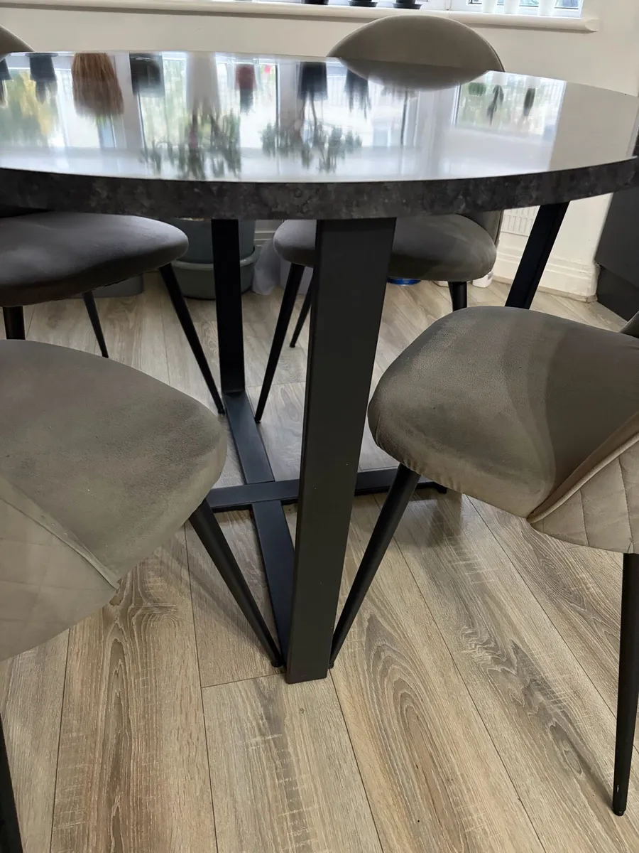 Table and 4 chairs - Image 4