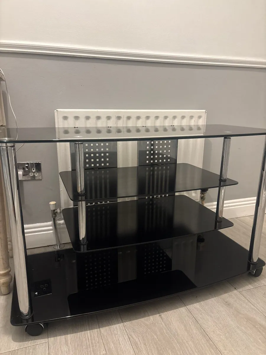 TV stand - Image 1