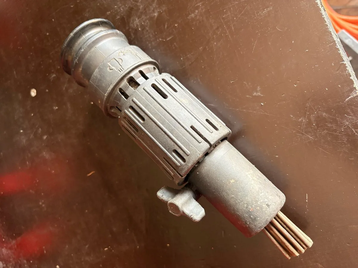 Hilti TE300 Chipper/ Breaker/ Needle Scaler 110v - Image 3