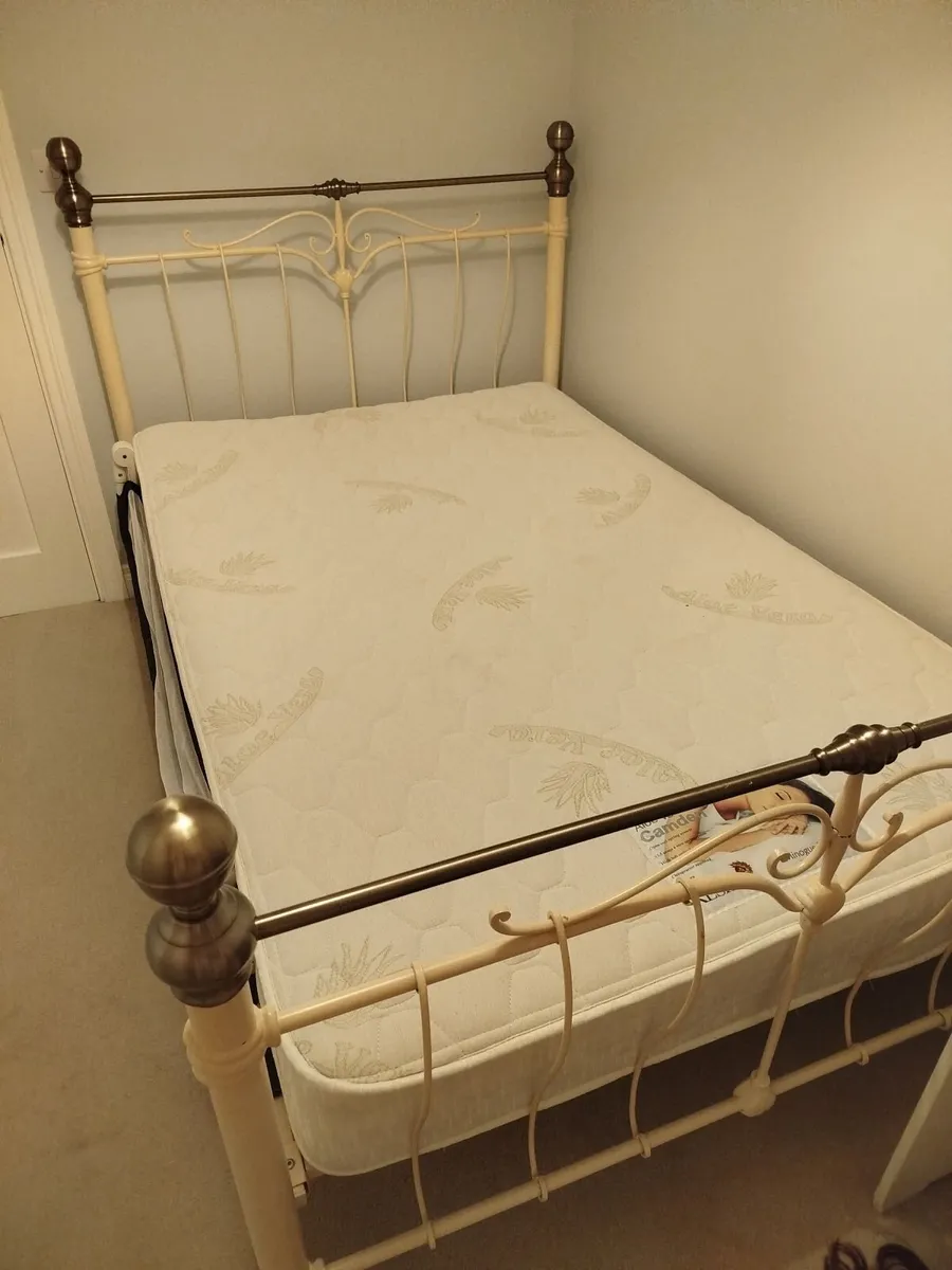 Bed frame with mattress - Image 2