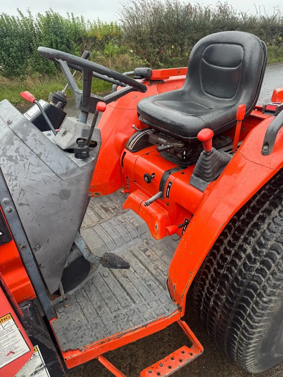 Kubota Compact Tractor with Front Loader - Image 2