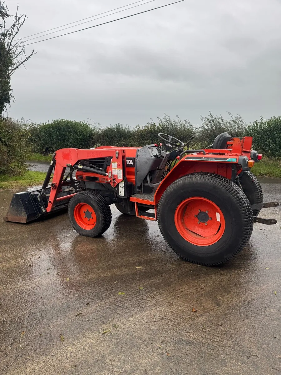 Kubota Compact Tractor with Front Loader - Image 3