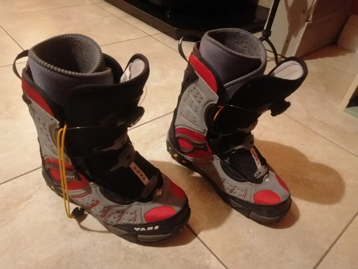 Snowboard and boots - Image 1