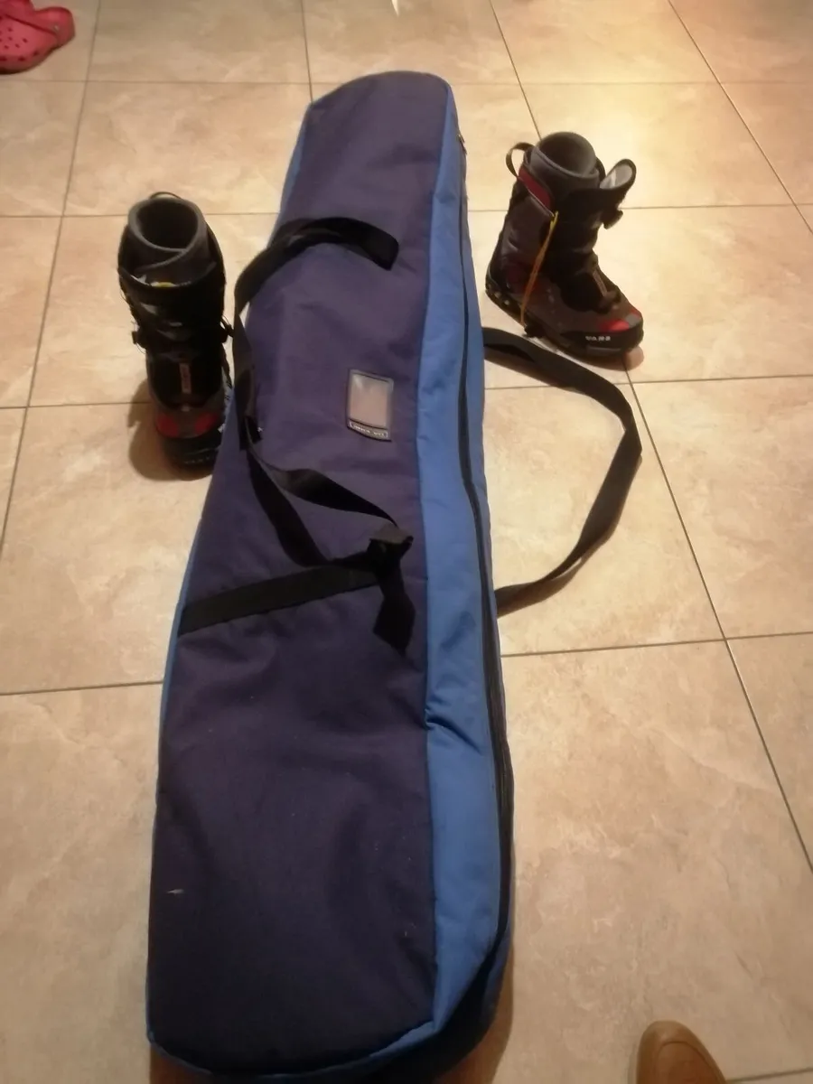 Snowboard and boots - Image 3