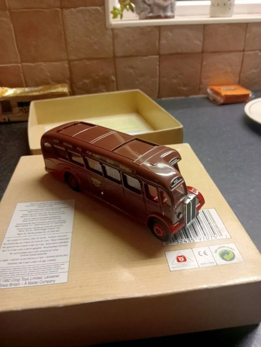 Corgi model busses - Image 4