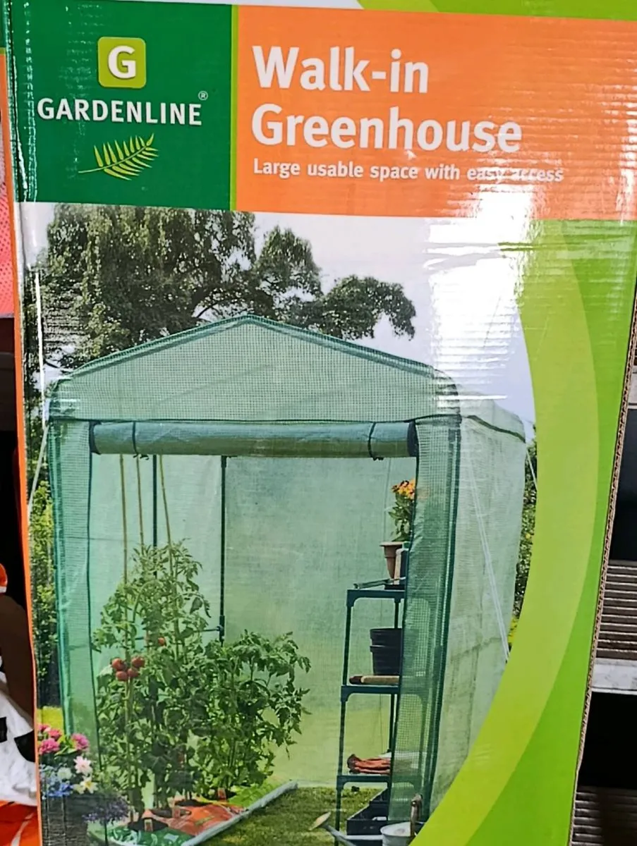 Green house, sprayer and hose - Image 1