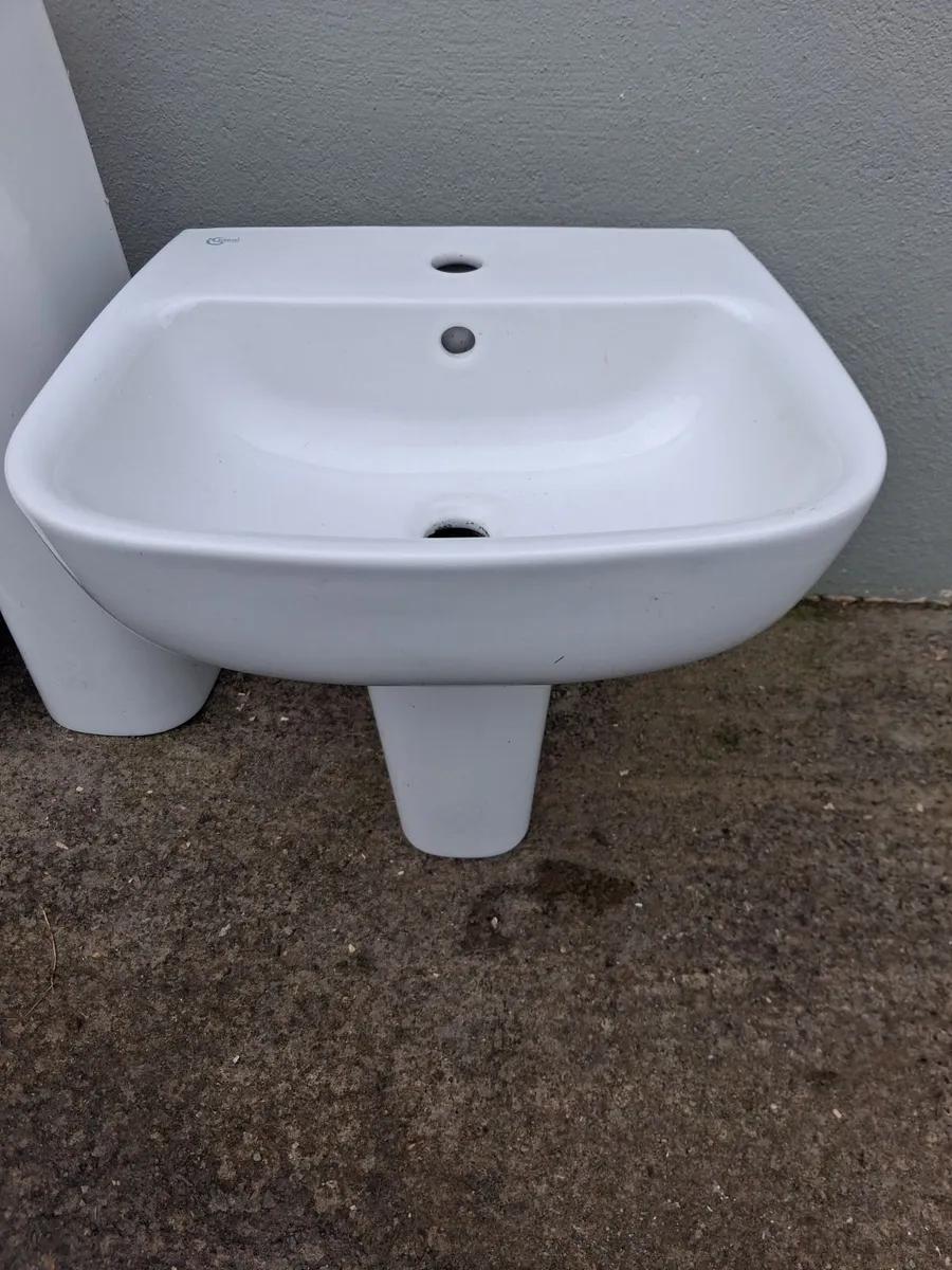 2x Bathroom Sinks - Image 1