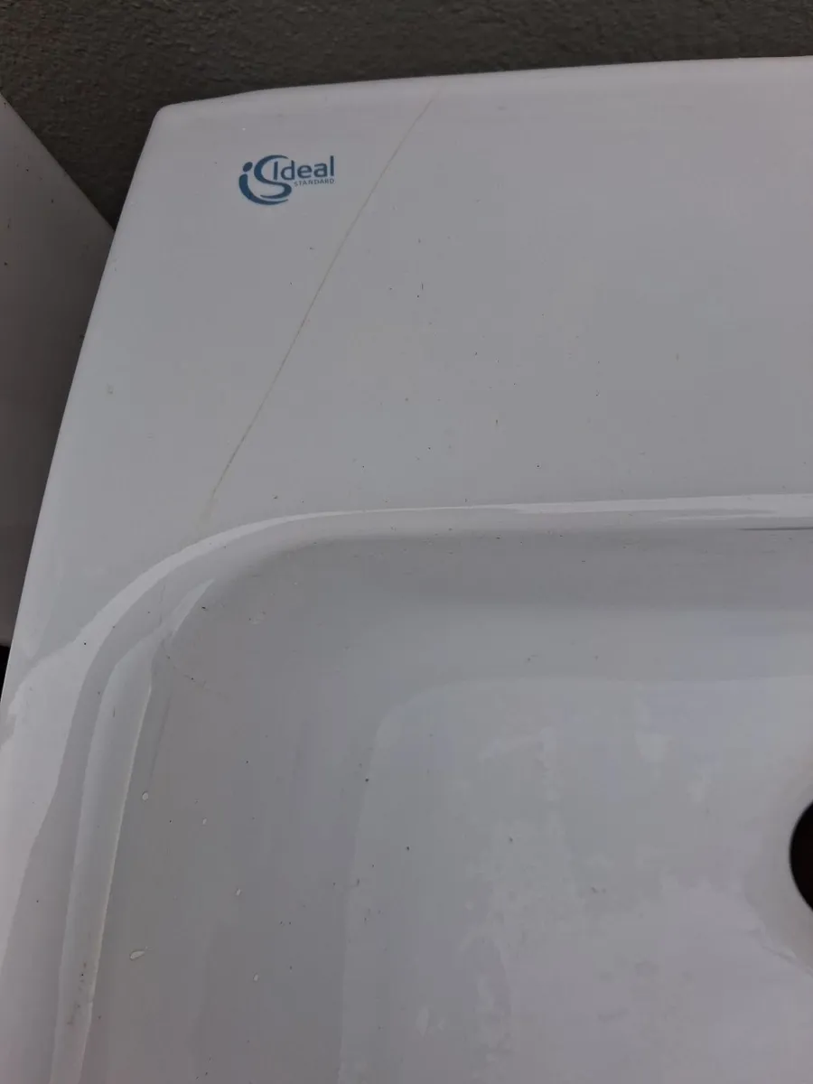 2x Bathroom Sinks - Image 2