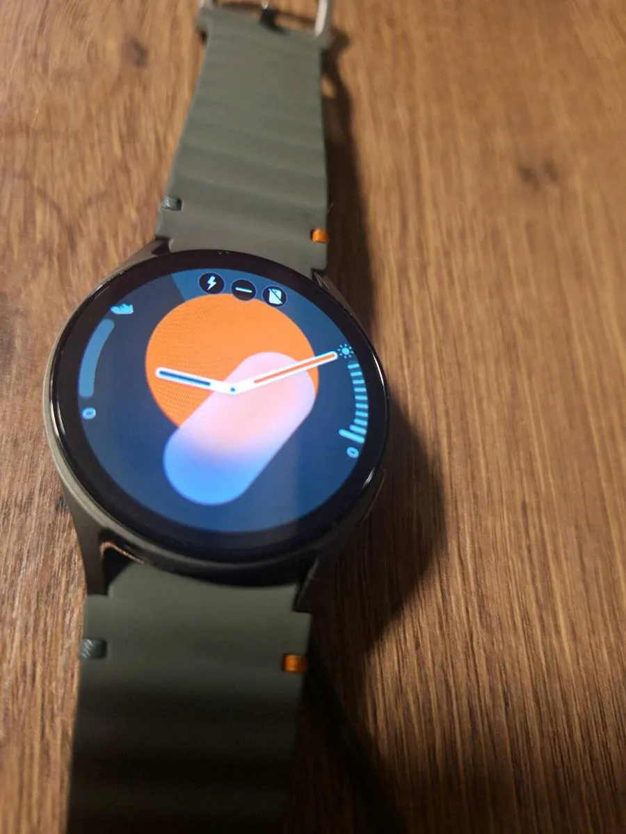 Galaxy Watch 7 40mm 4G - Like New - Image 2