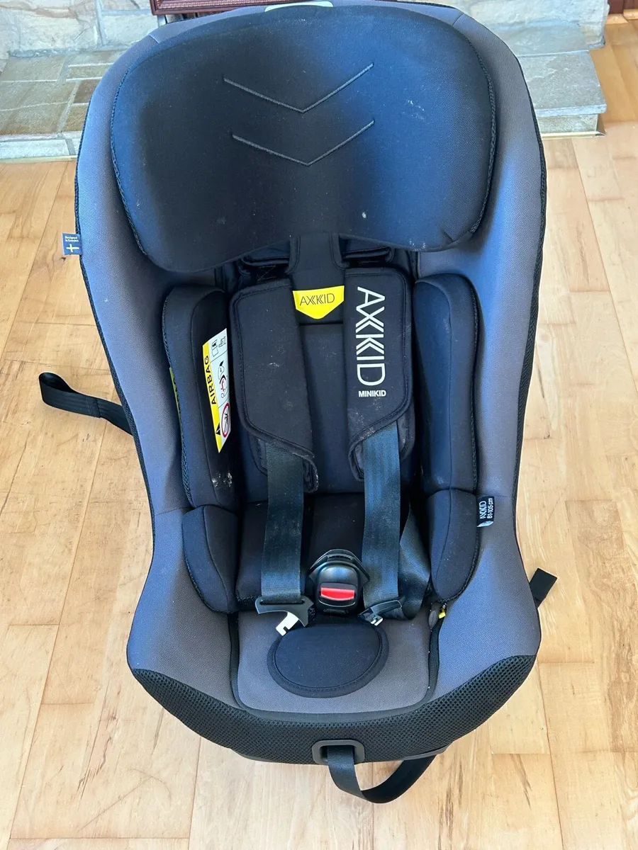 Baby Axkid rear facing car seat - Image 1