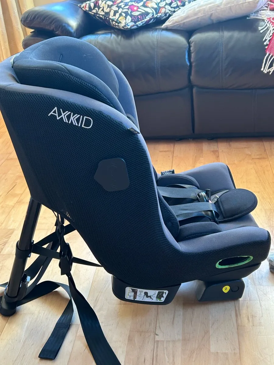 Baby Axkid rear facing car seat - Image 3