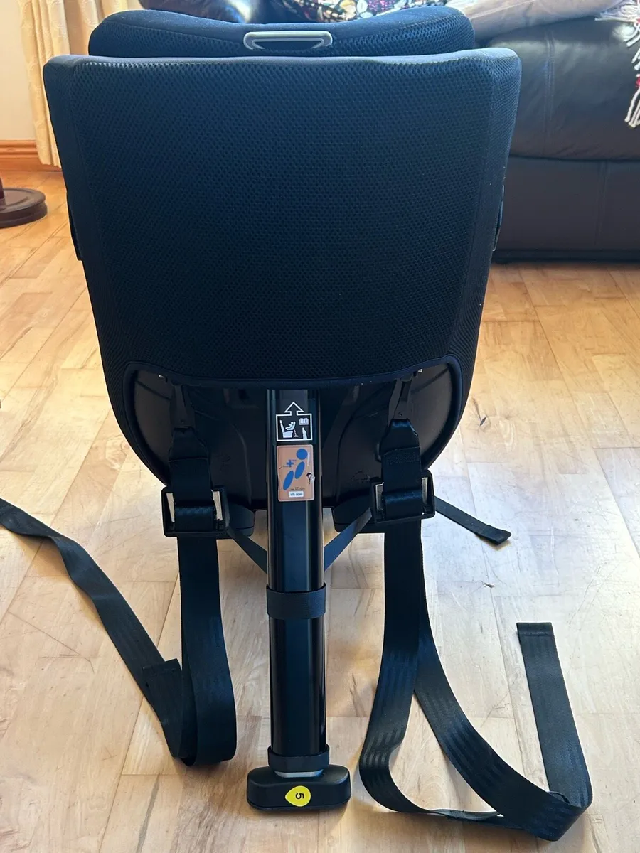 Baby Axkid rear facing car seat - Image 4