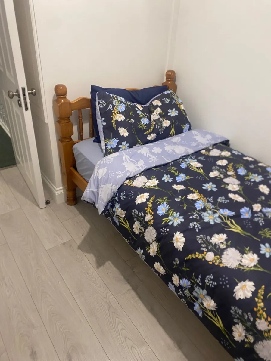 Single bed x 2 - Image 1