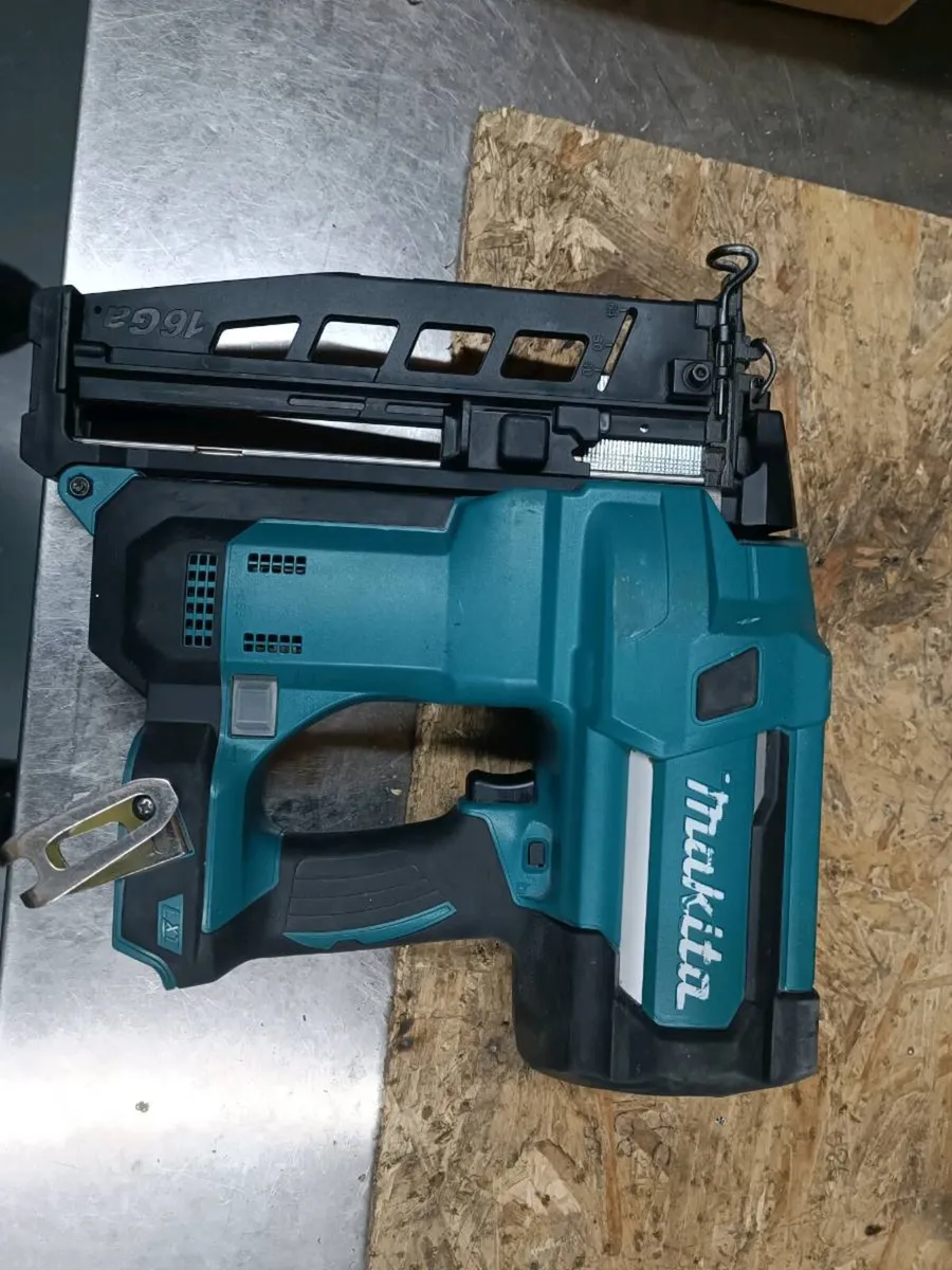 Makita dbn600 16ga pin gun. Body only