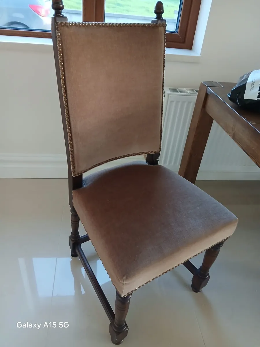 Table and chairs - Image 4