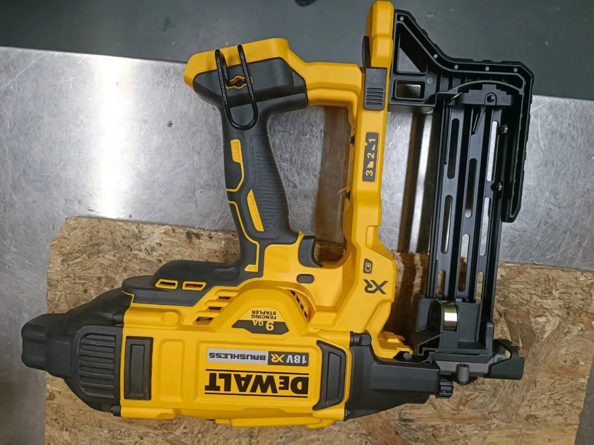 DeWalt dcfs950 fencing stapler. Brand new