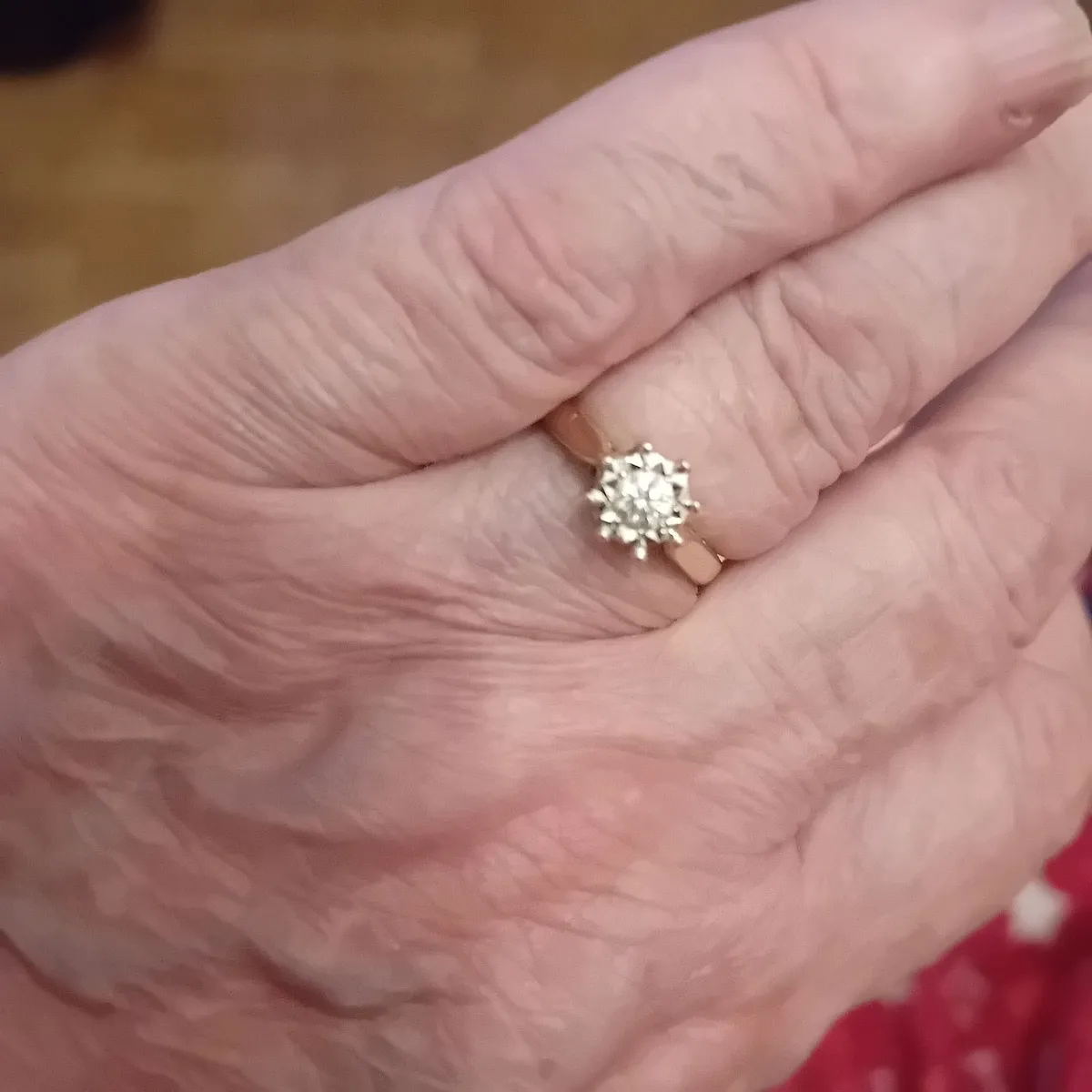 Beautiful  9 CT Solitaire Diamond Engagement Ring - Image 3