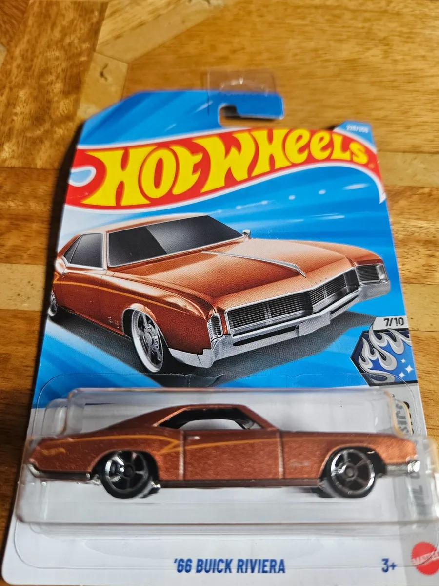 Corgi Hotwheels Buick Riviera - Image 2