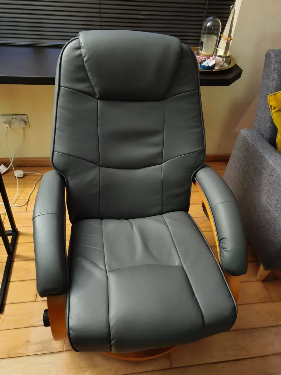 Inclined swivel Chair with footrest - Image 1