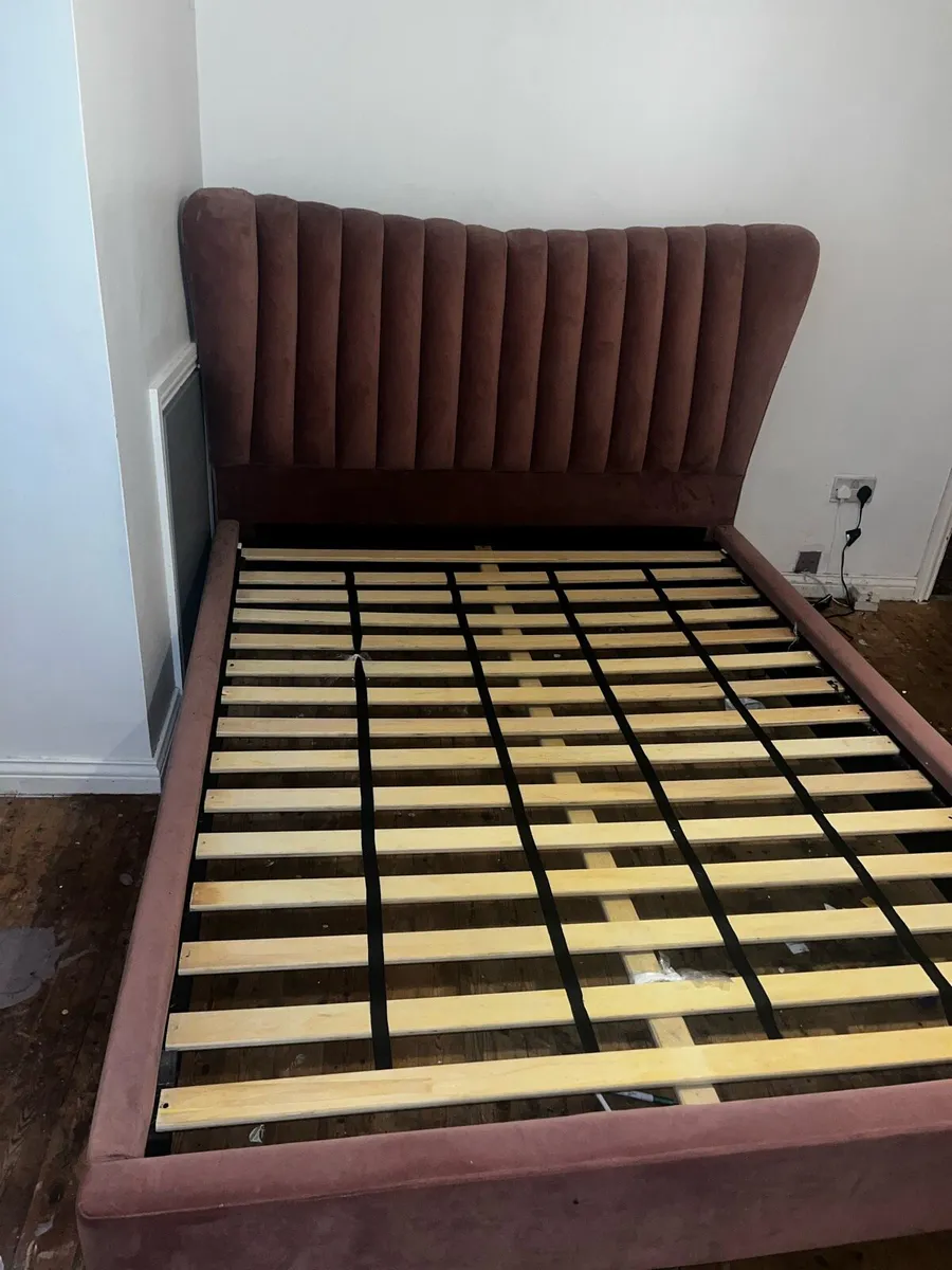 Blush king size bed - Image 2
