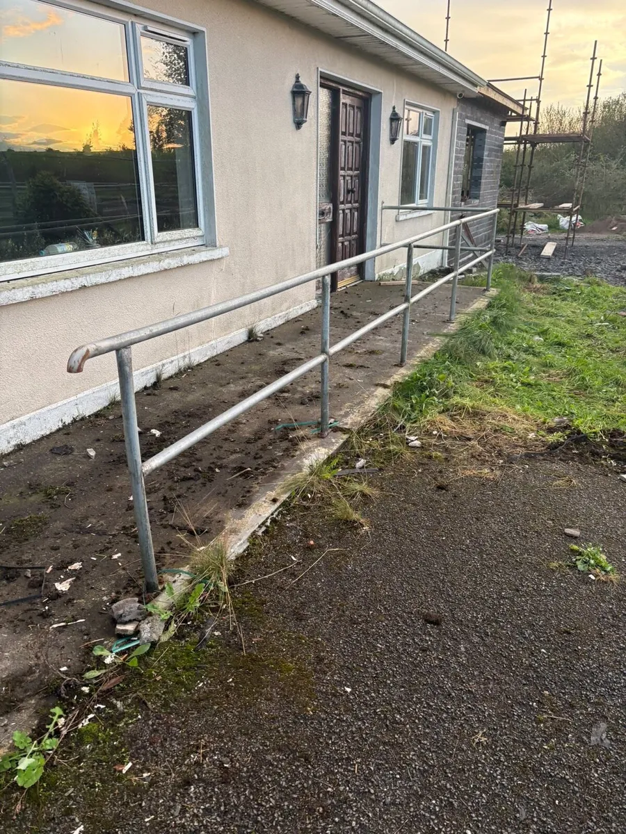 Wheelchair ramp railing - Image 1