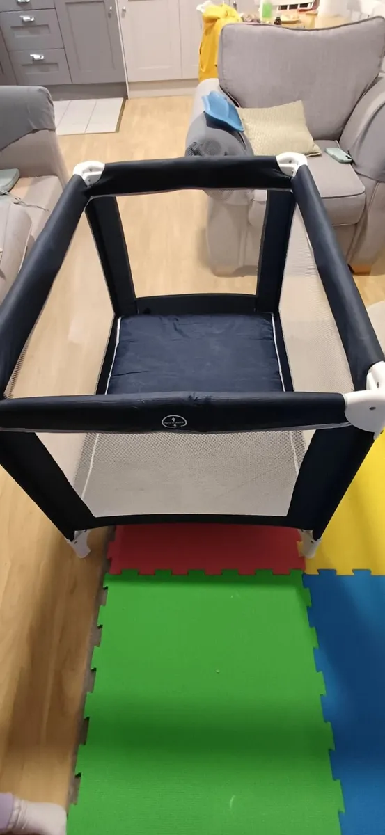 Babies changing table and travel cot - Image 1
