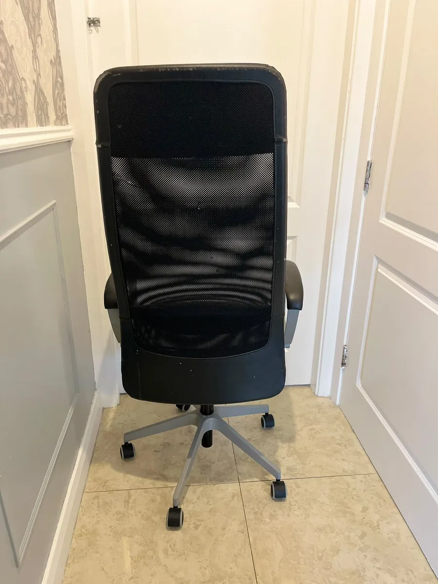 office chair with a high mesh backrest, black seat - Image 2