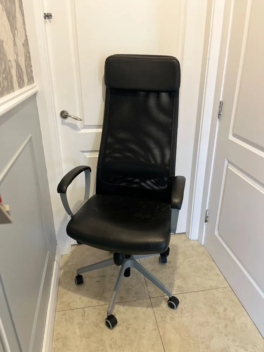 office chair with a high mesh backrest, black seat - Image 3