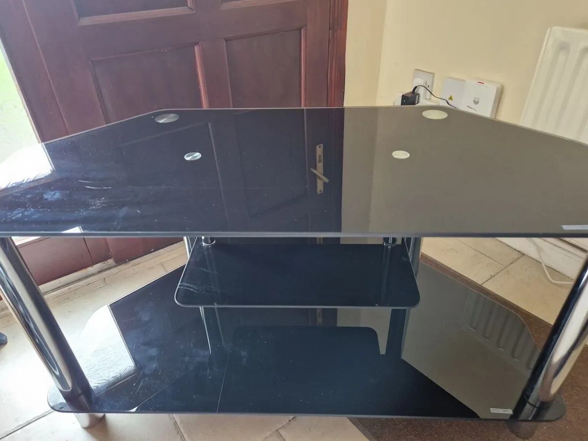 Tempered Glass TV Table, in Excellent/New Conditio - Image 1