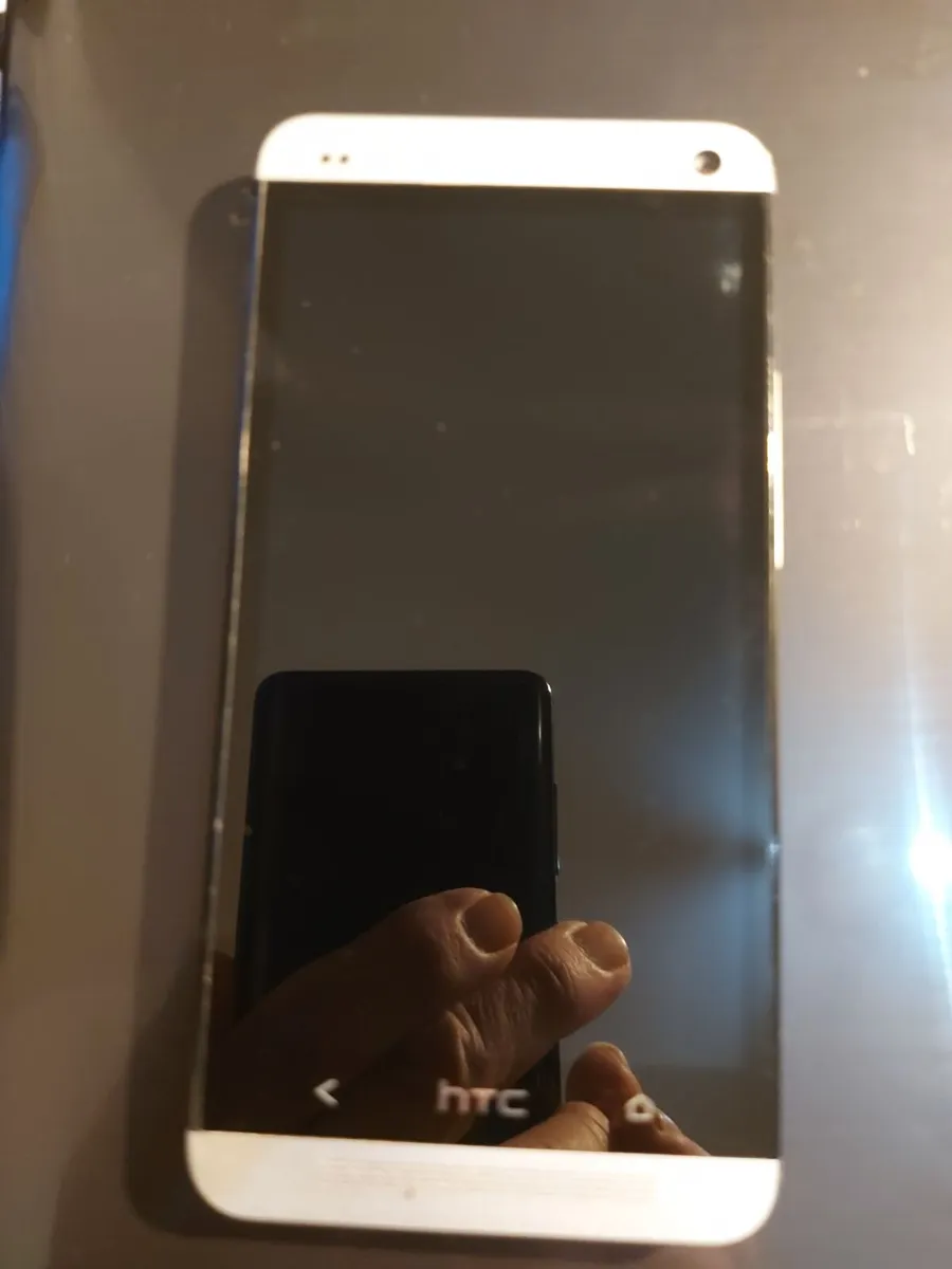 HTC ONE, 32GB, 3 Network, excellent condition - Image 4