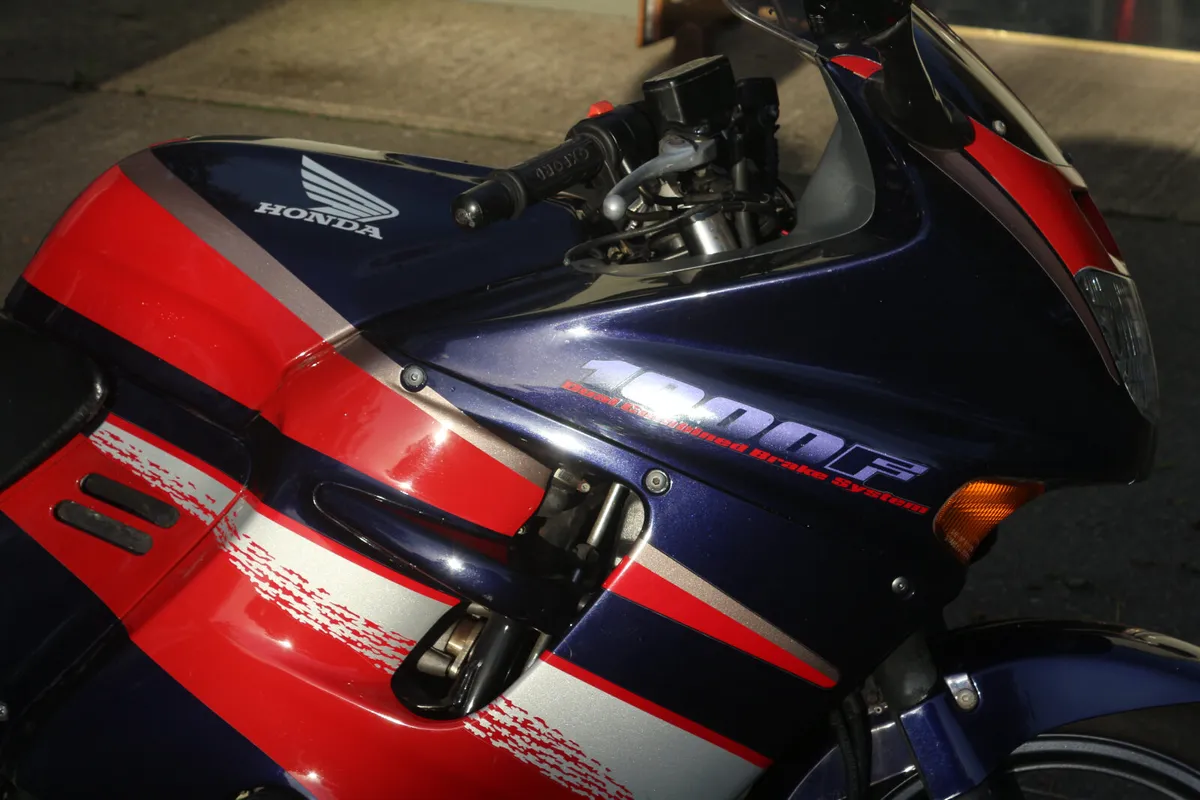 1994 Honda CBR1000 F with panniers - Image 2