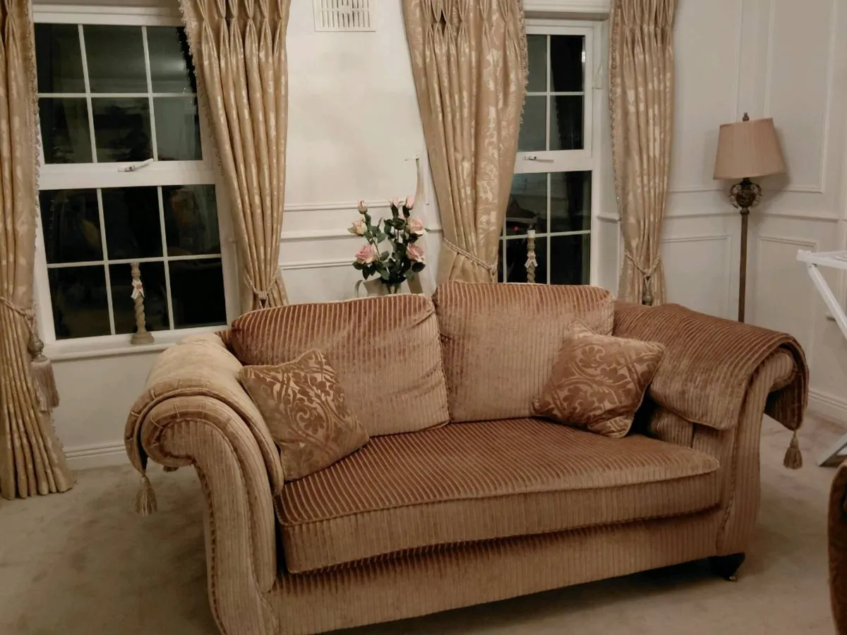 Quality Finline Furniture Suite - Image 1