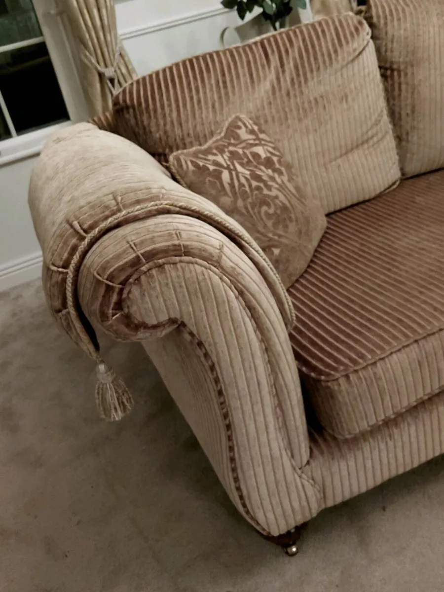 Quality Finline Furniture Suite - Image 2
