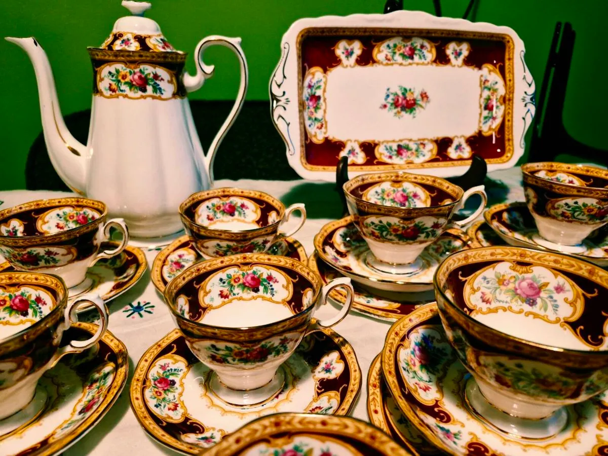 Royal albert Lady Hamilton 41 piece. - Image 1