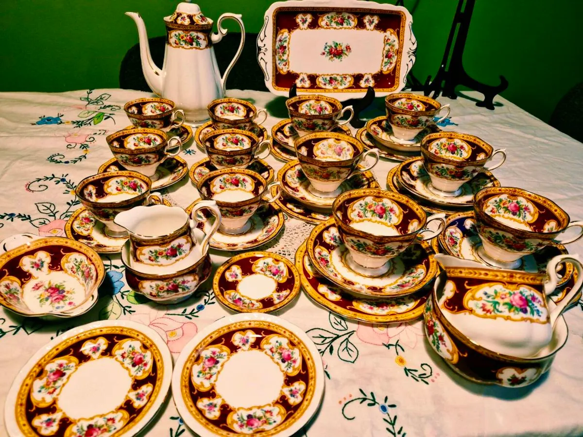 Royal albert Lady Hamilton 41 piece. - Image 2