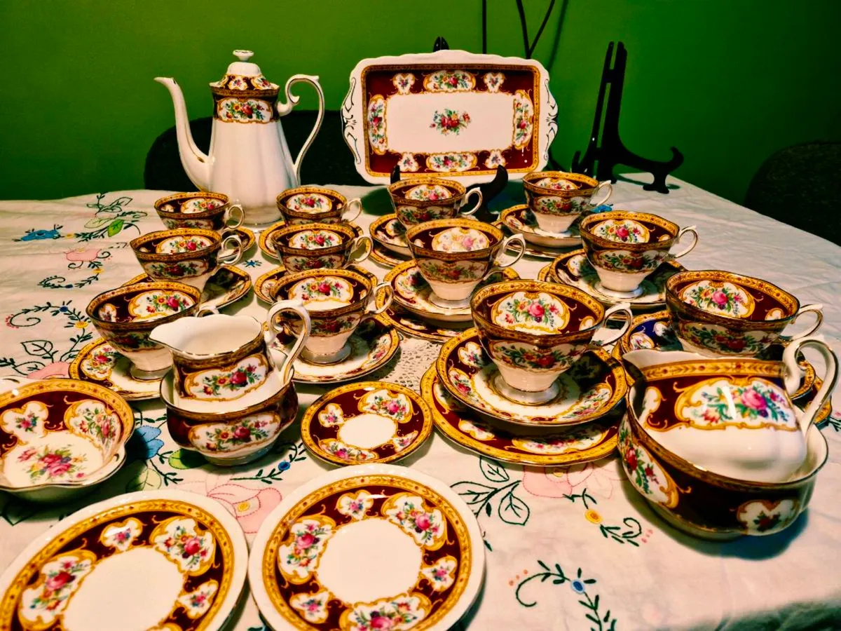 Royal albert Lady Hamilton 41 piece. - Image 3