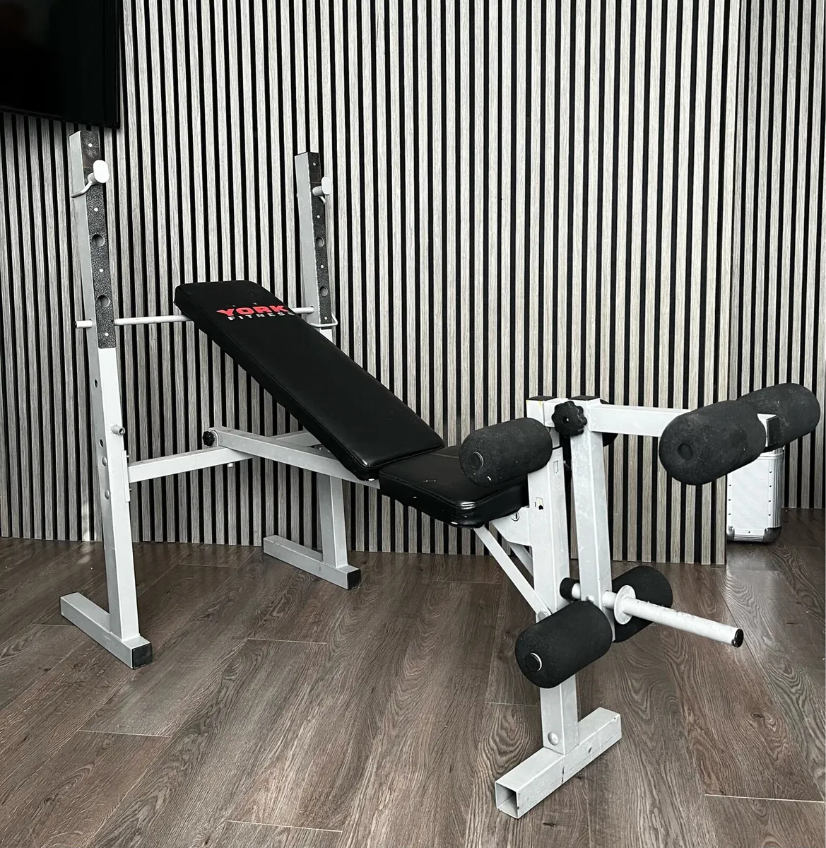 York Fitness adjustable weight bench - Image 3