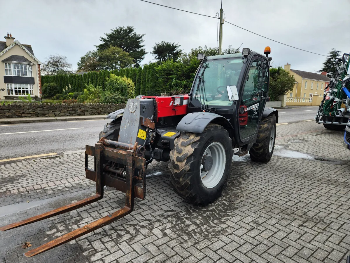 2016 Massey Ferguson 9305 telescopic loader - Image 4