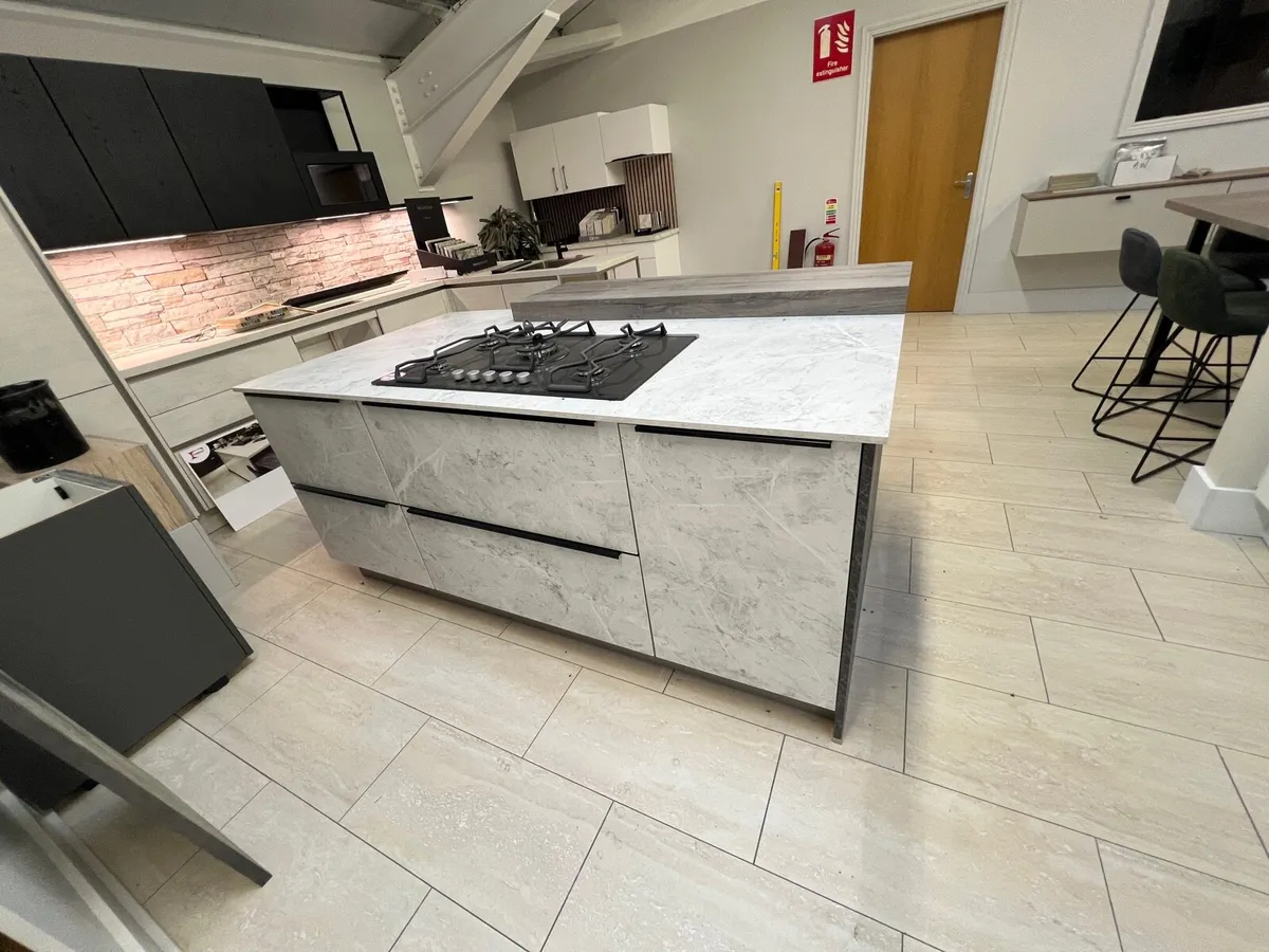Kitchen island - Image 1
