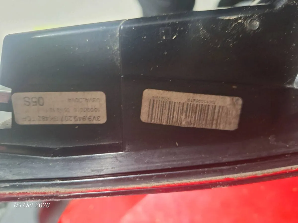 Skoda Superb Rear LHS Outer Tail Light - Image 3