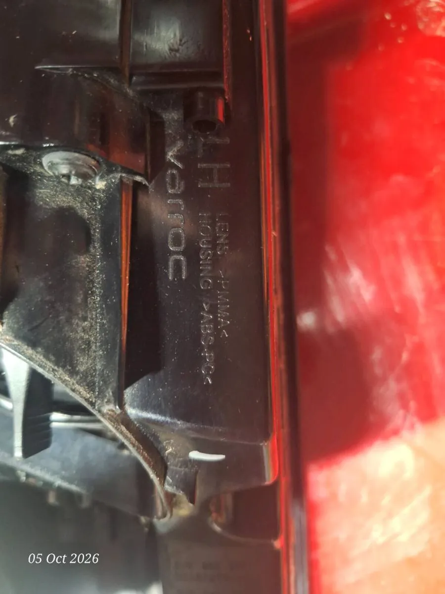 Skoda Superb Rear LHS Outer Tail Light - Image 4