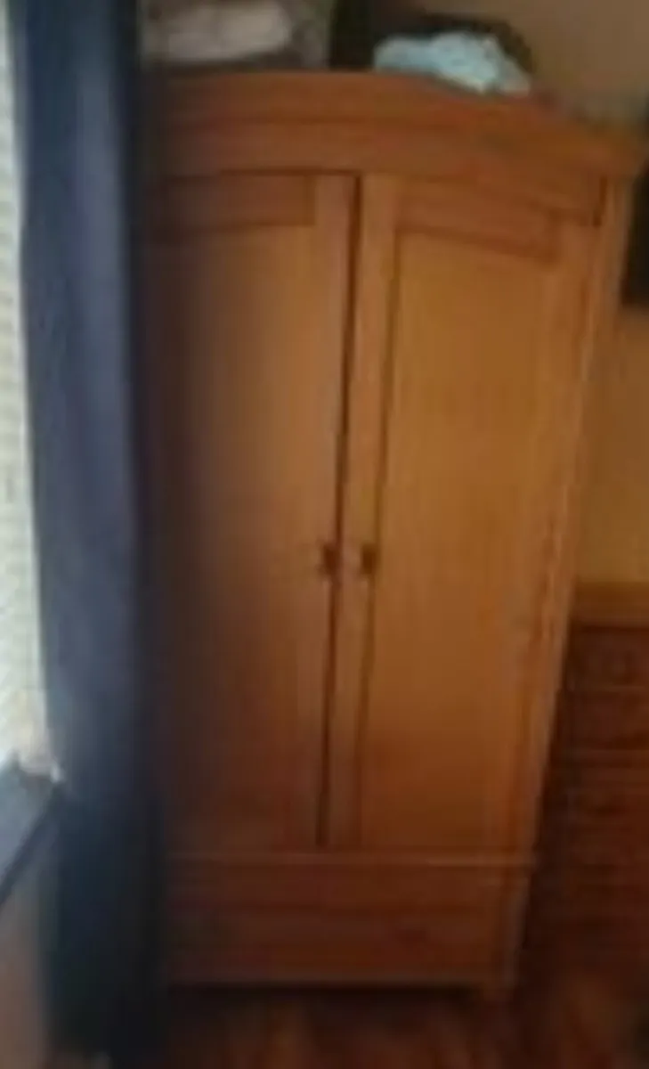 Double wardrobe - Image 1