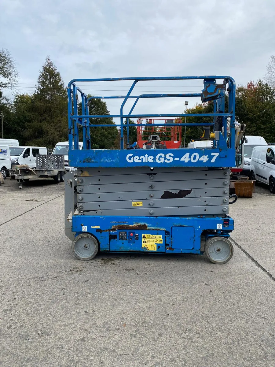 2015 GENIE GS4047 46FT NARROW ELECTRIC SCISSOR - Image 3