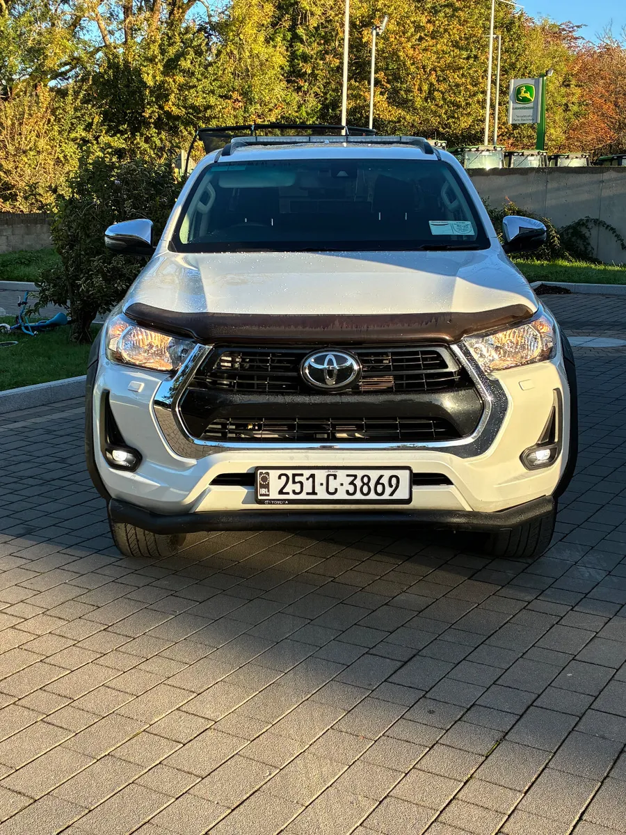2025 Toyota Hilux SR5 top spec *no vat* - Image 3