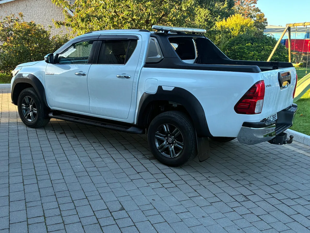 2025 Toyota Hilux SR5 top spec *no vat* - Image 4