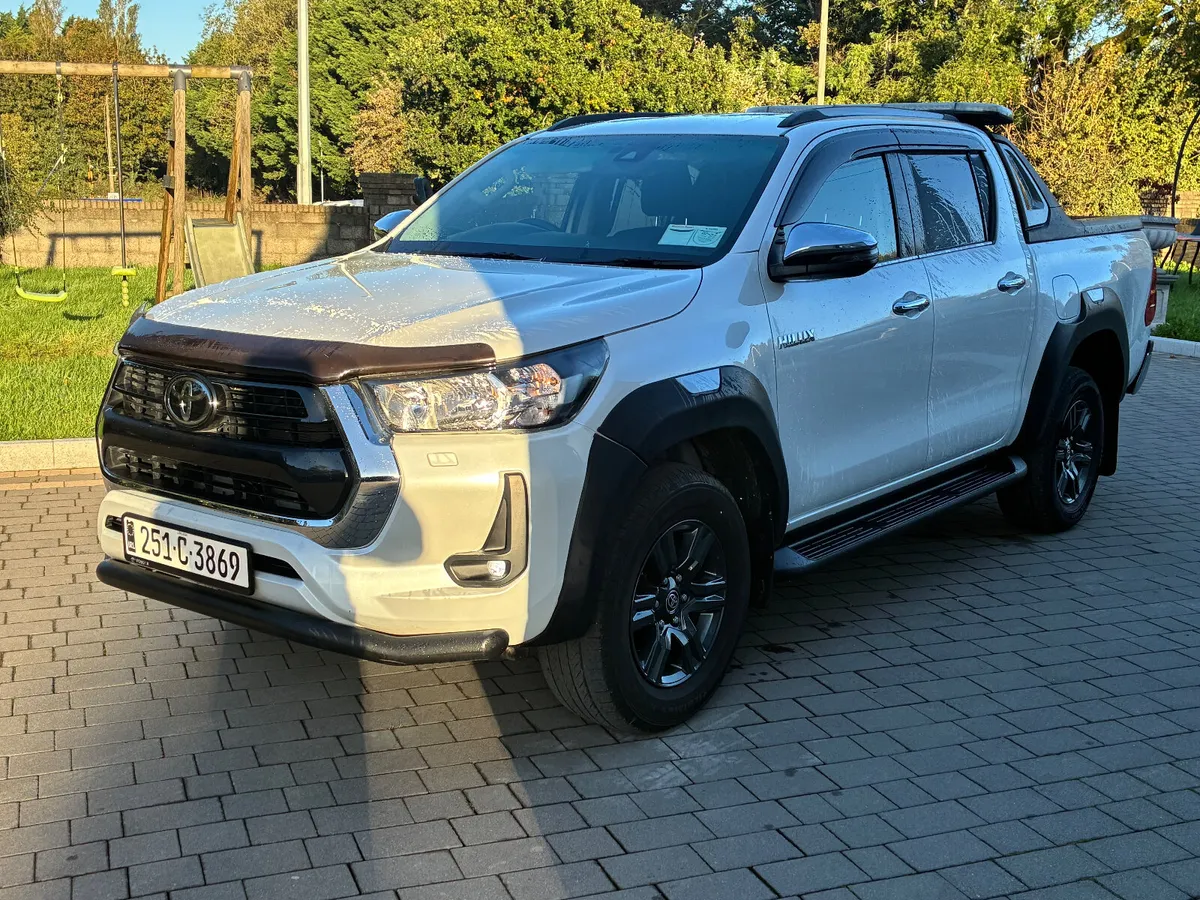 2025 Toyota Hilux SR5 top spec *no vat* - Image 2