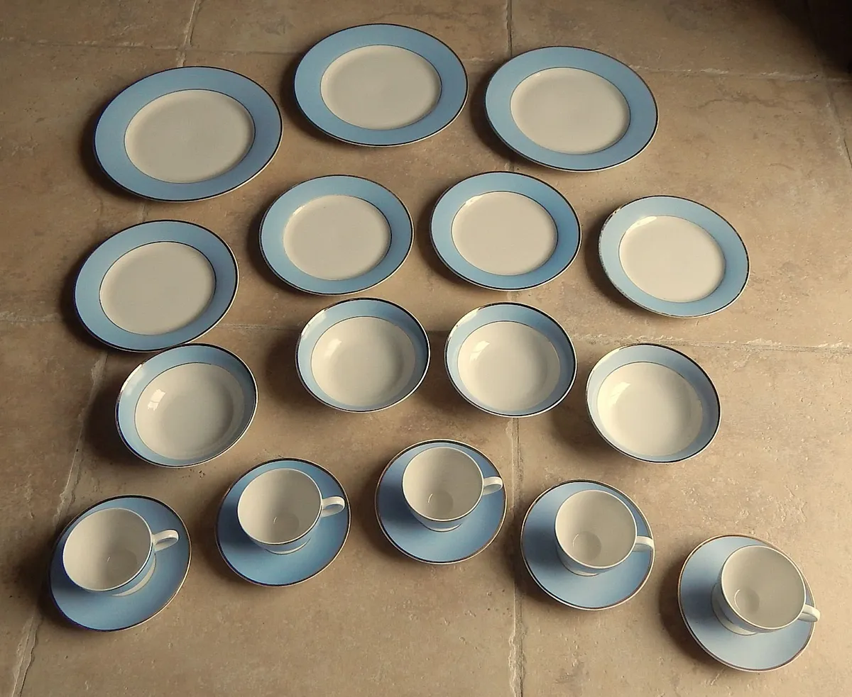 21 Pieces of  Vintage Doulton 2004 RD Crockery - Image 2