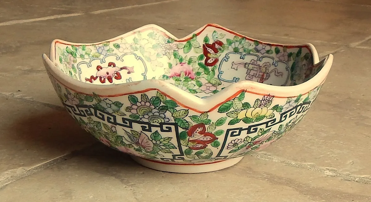 Chinese Porcelain Rose Medallion Style Bowl - Image 3